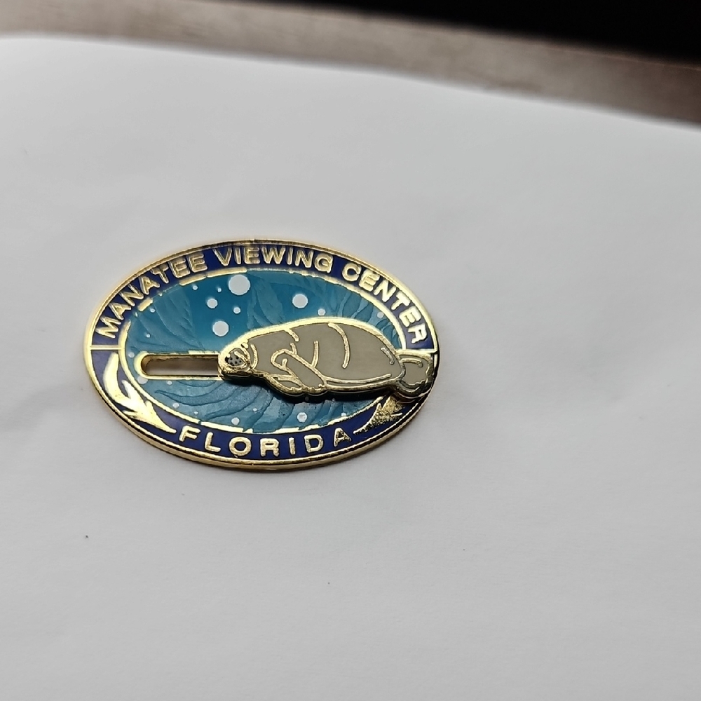 Manatee Viewing Center Florida Lapel souvenir Travel - Picture 1 of 2